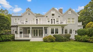 Nhà, nhiều giường (Water Mill Towd Terrific) | Ngoại thất