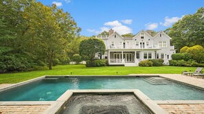 Casa, varias camas (Water Mill Towd Terrific) | Alberca | Alberca al aire libre y alberca climatizada