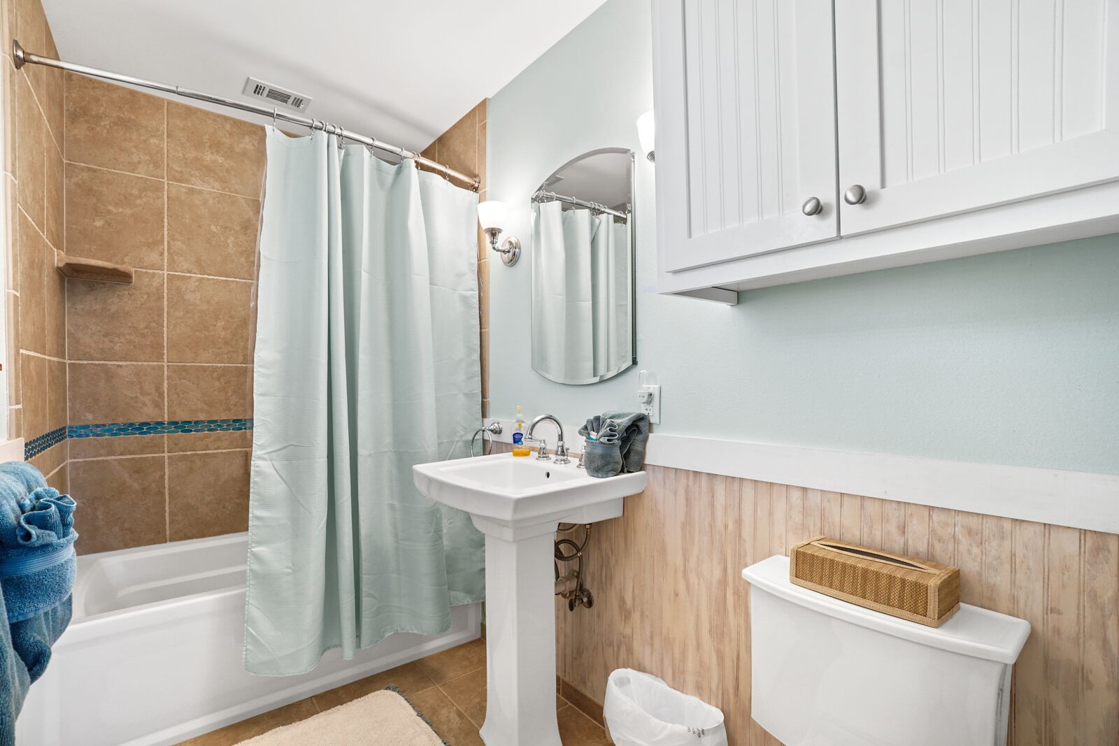 Un baño con bañera, ducha, lavabo e inodoro.