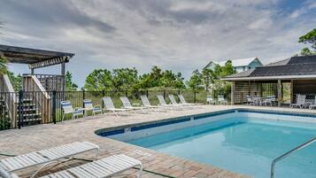 Una piscina al aire libre, una piscina climatizada