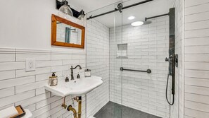 Apartment, 1 Queen-Bett (Sage and Madison House - Madison Suit) | Badezimmer
