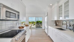 House, Multiple Beds (Springs Panorama) | Private kitchen | Fridge, microwave, dishwasher, toaster - Springs Panorama (East Hampton)