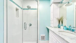 Maison, 2 grands lits (Lake Montauk Marvel) | Salle de bain