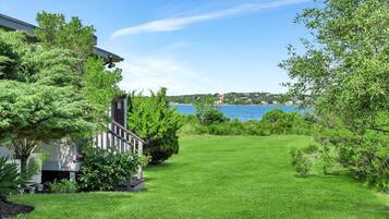 House, 2 Queen Beds (Lake Montauk Marvel) | Property grounds