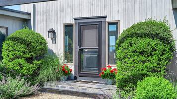House, 2 Queen Beds (Lake Montauk Marvel) | Exterior