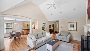 Casa, varias camas (Northwest Woods Escape) | Sala de estar