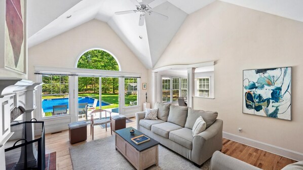 Casa, varias camas (Northwest Woods Escape) | Sala de estar