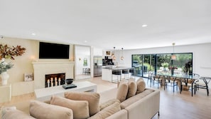 Casa, várias camas (Montauk Downs Magnificent) | Sala de estar | TV, lareira, aparelho de som