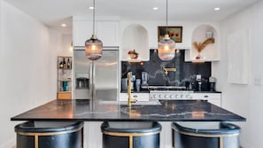 Casa, várias camas (Montauk Downs Magnificent) | Cozinha privada | Micro-ondas, torradeira, mesas de jantar, cozinha com ilha