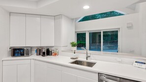 House, Multiple Beds (Wainscott Breeze Beauty) | Private kitchen - Wainscott Breeze Beauty (East Hampton)