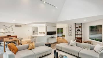 House, Multiple Beds (Wainscott Breeze Beauty) | Living room
