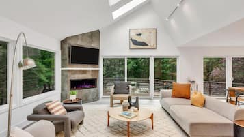 House, Multiple Beds (Wainscott Breeze Beauty) | Living room