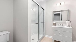 Bathroom - Pristine on Bishops Pond (Southampton)