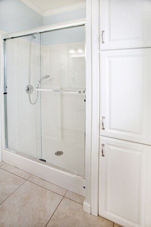 Shower - Oceanside treasure w/ boat ramp, fisherman's paradise. Family friendly amenities (Key Largo)