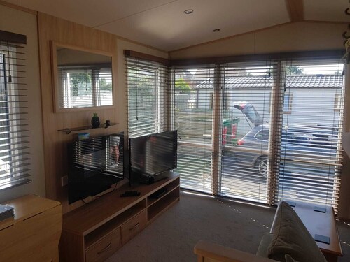 Modern 6 berth caravan close to fishing lakes and beach