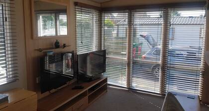 Modern 6 berth caravan close to fishing lakes and beach