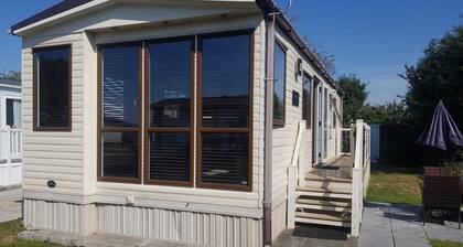 Modern 6 berth caravan close to fishing lakes and beach