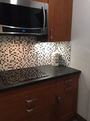 Réfrigérateur, micro-ondes, four, plaque de cuisson