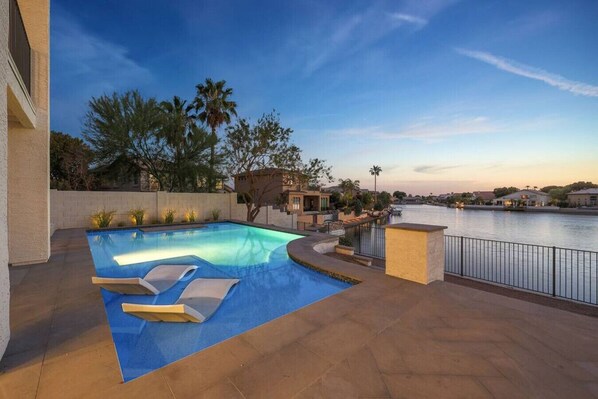 Piscine chauffée, chaises longues