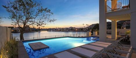 Beheizter Pool, Liegestühle