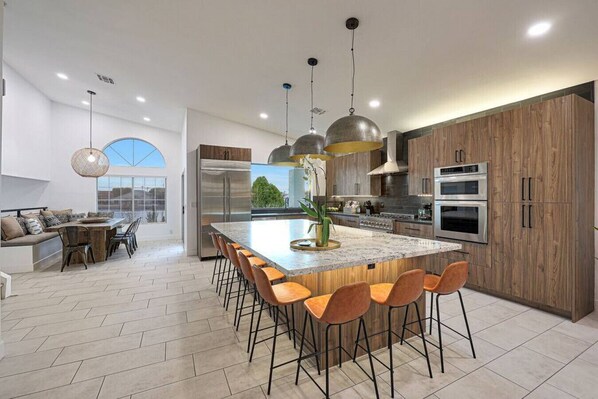 雪櫃、微波爐、焗爐、爐具