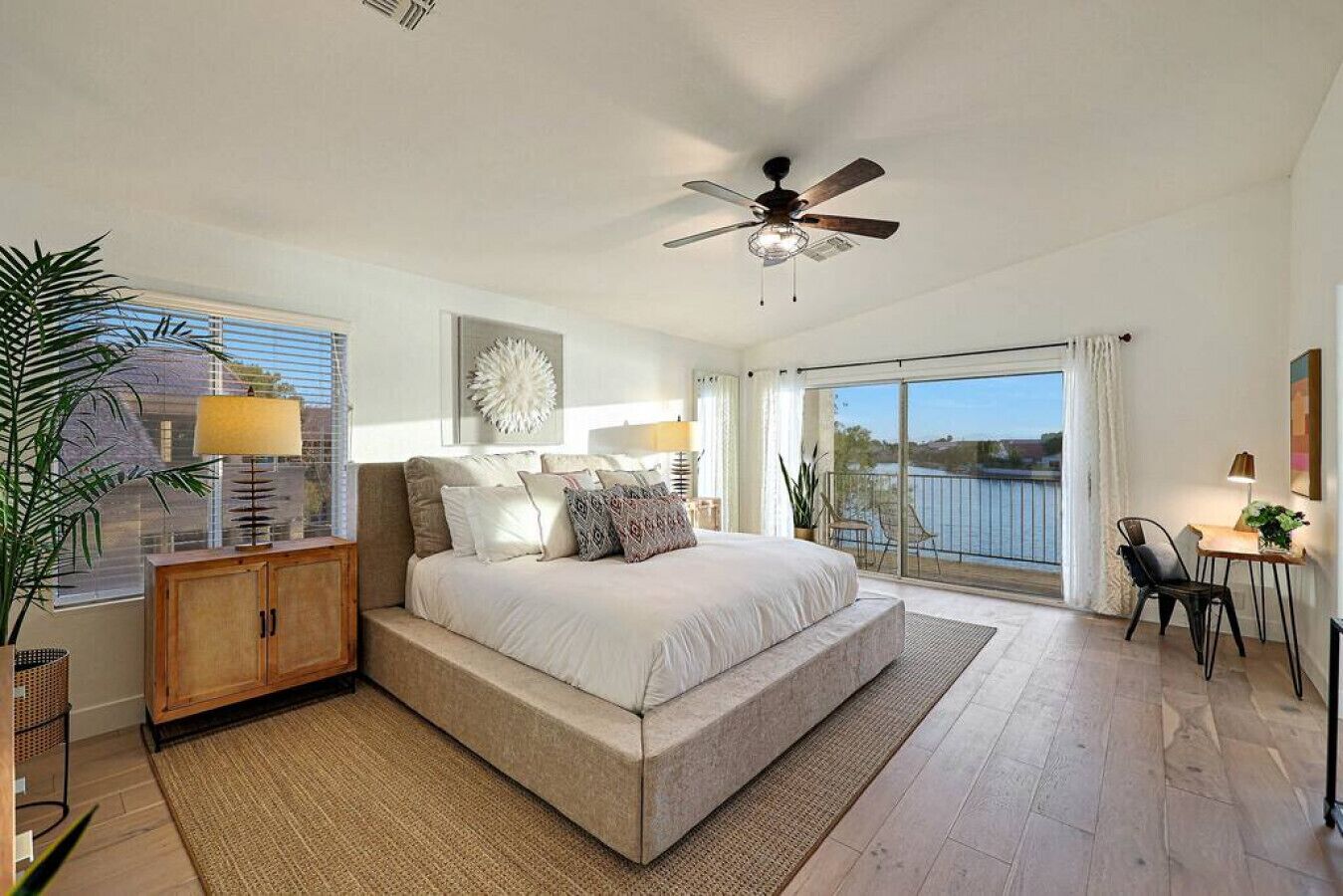 5 quartos, escrivaninha, ferros/tábuas de passar roupa, berço de viagem