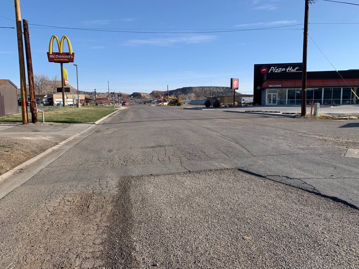 Une rue où se trouvent un restaurant McDonald's et un restaurant Pizza Hut.