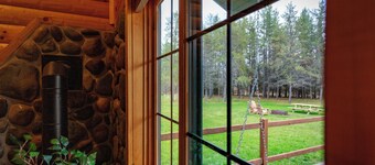 Secluded North Shore cottage near the lake with cozy fireplace & modern comforts