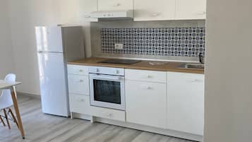 Kühlschrank, Ofen, Herdplatte, Wasserkocher mit Kaffee-/Teezubehör