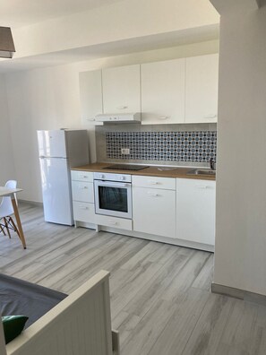 Kühlschrank, Ofen, Herdplatte, Wasserkocher mit Kaffee-/Teezubehör