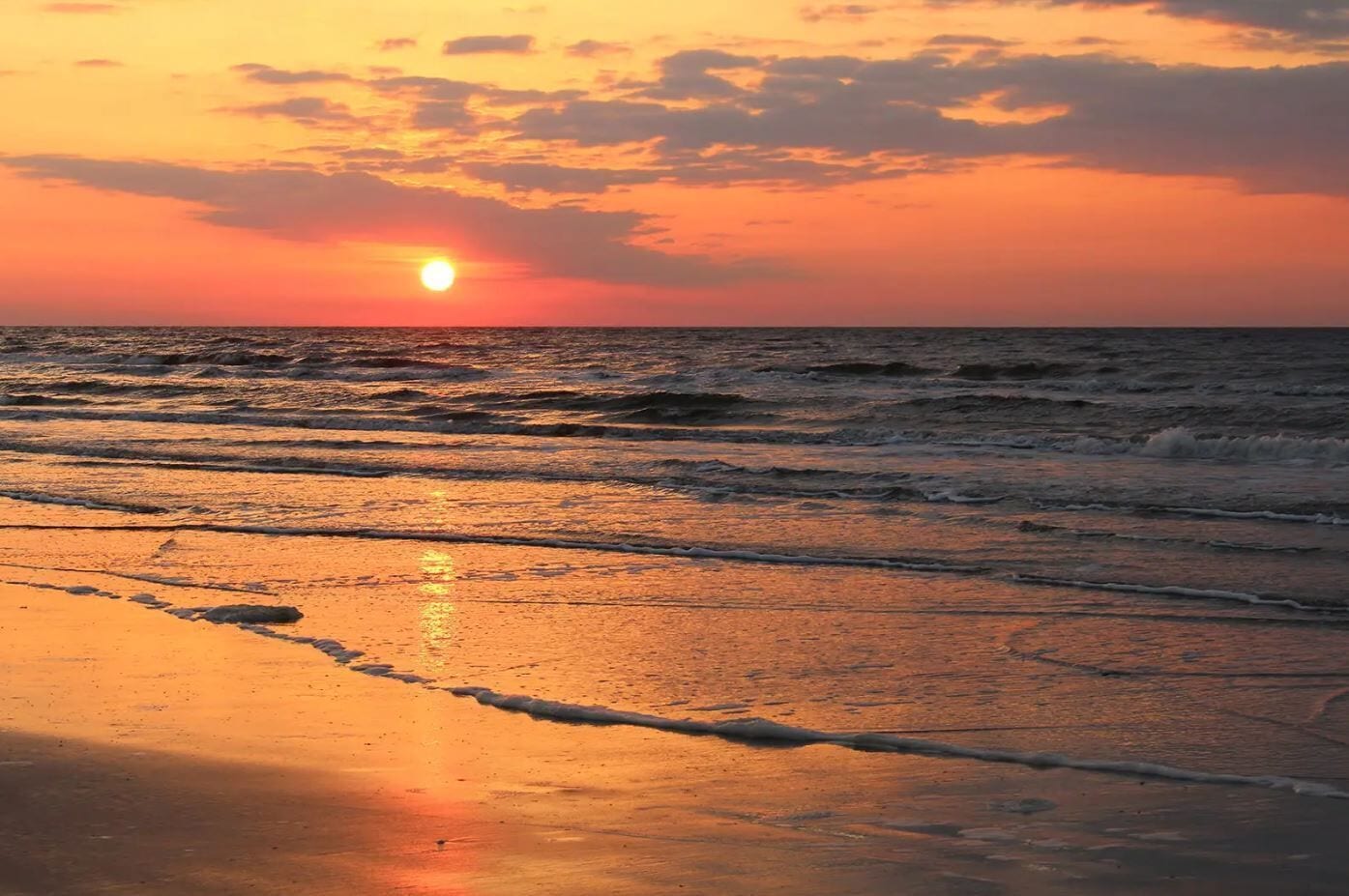 Playa en los alrededores, camastros y toallas de playa 