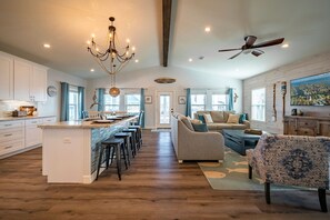 Interior - Agua Vista Waterfront Home 💥Hot Tub💥Sun Deck-Fish off Patio🎣Kayaks provided🛶 (Jamaica Beach)