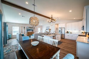 Interior - Agua Vista Waterfront Home 💥Hot Tub💥Sun Deck-Fish off Patio🎣Kayaks provided🛶 (Jamaica Beach)