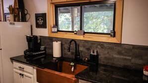 Kaffetrakter/tekoker, kjøleskap, mikrobølgeovn og ovn