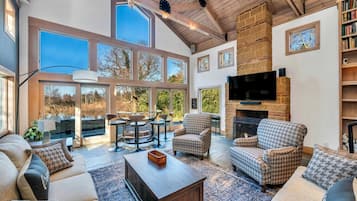 Casa, varias camas (Mattituck Marvel) | Sala de estar | Televisión, chimenea y estéreo