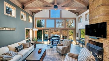 Casa, varias camas (Mattituck Marvel) | Sala de estar | Televisión, chimenea y estéreo