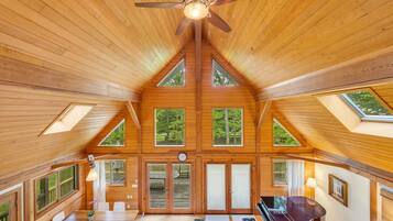 Rumah, Beberapa Tempat Tidur (East Hampton Cottage) | Ruang keluarga