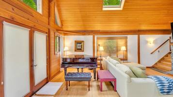 Rumah, Beberapa Tempat Tidur (East Hampton Cottage) | Ruang keluarga