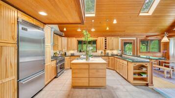 House, Multiple Beds (East Hampton Cottage) | Private kitchen