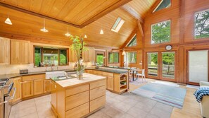 House, Multiple Beds (East Hampton Cottage) | Private kitchen