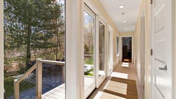 Rumah, Beberapa Tempat Tidur (Escape on Big Fresh Pond) | Balkon