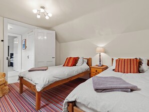 5 bedrooms, WiFi (free), bed sheets - 5 bedroom accommodation in Tresaith, near Aberporth (Tresaith, near Aberporth)