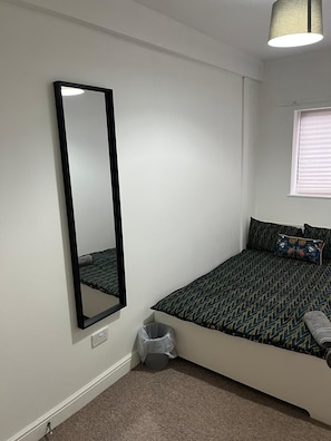 2 chambres, fer et planche à repasser, accès au Wi-Fi (inclus)