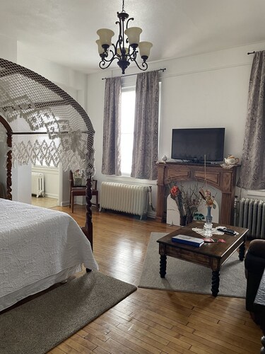 #303 The Victorian Suite, Apartment "A Winter Retreat in Boone, IA 