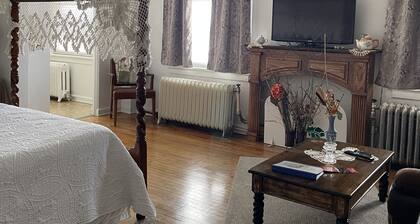 #303 The Victorian Suite, Apartment "A Winter Retreat in Boone, IA