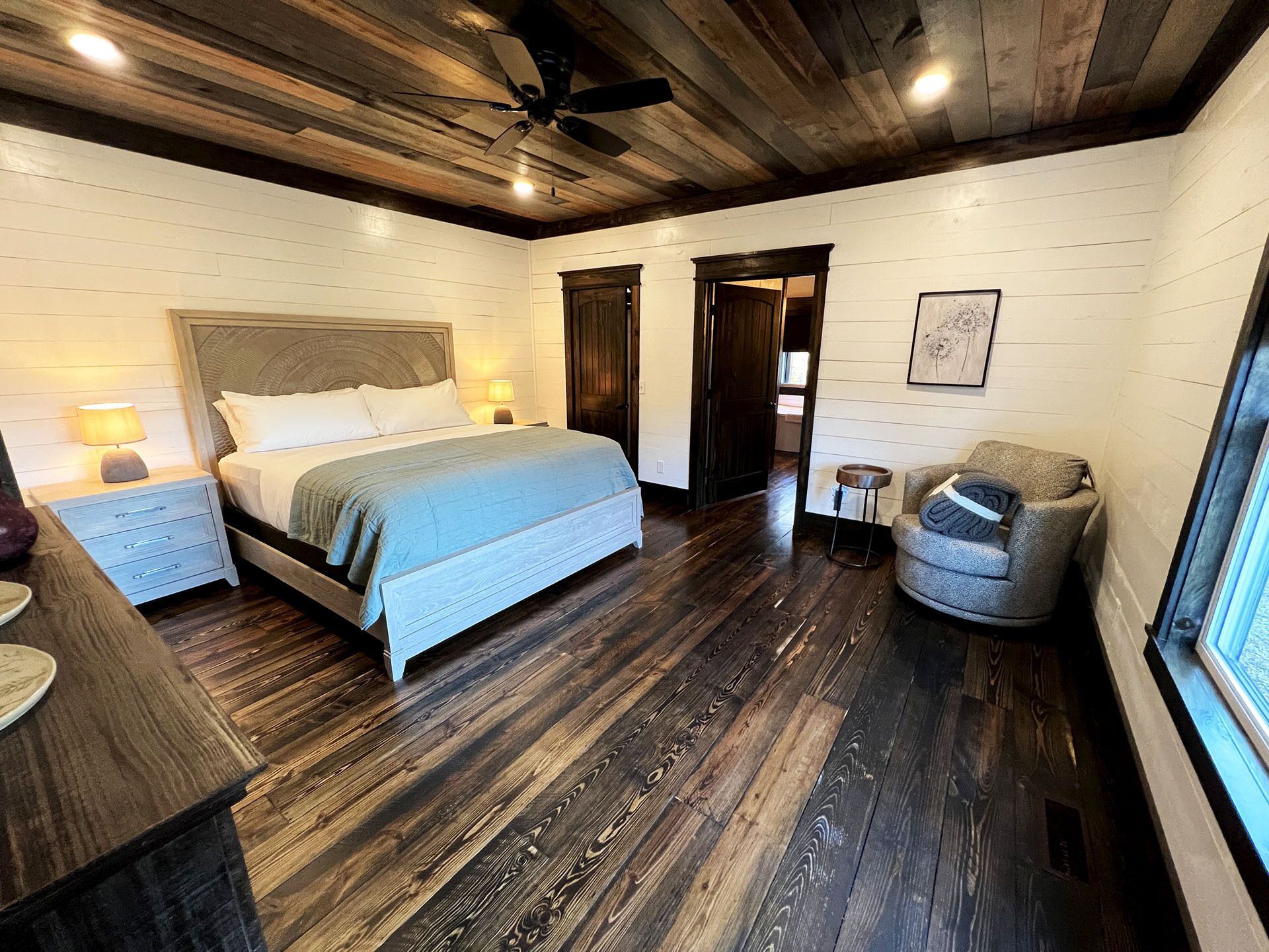 5 bedrooms, iron/ironing board, free WiFi, bed sheets