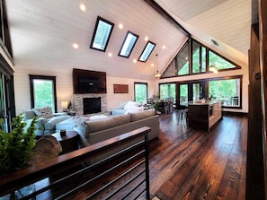 Smart TV, fireplace - Lakeside Cabin | Hot Tub | Kayaks | Fishing | ATV Trails (MENA)