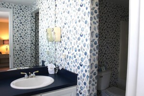 Combined shower/bathtub, jetted bath, hair dryer, towels - Deluxe suite at the oceanfront Surfside Resort (Falmouth)