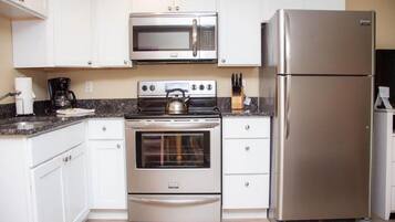 Geladeira, micro-ondas, fogão, cooktop