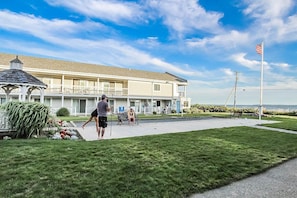 Sport court - Deluxe suite at the oceanfront Surfside Resort (Falmouth)